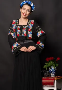 Ie dama neagra Luminita cu flori de mac brodate imagine