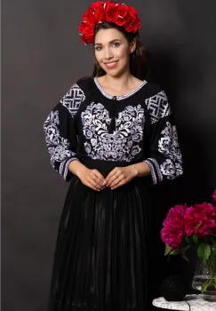 Ie dama neagra traditionala din vascoza Marisol cu lalele brodate imagine