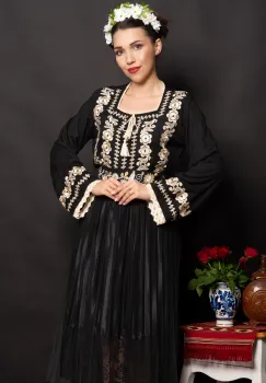 Ie dama neagra traditionala Marcela cu flori bej brodate imagine
