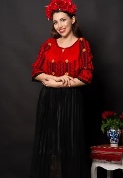 Ie dama rosie Oana cu broderie traditionala si simbolul crucii imagine