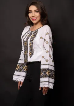 Ie dama traditionala alba brodata cu simbolui rombului imagine