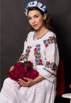 Ie dama traditionala alba Carla din bumbac cu trandafiri brodati imagine