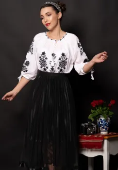 Ie dama traditionala din bumbac Lucretia cu flori negre brodate imagine