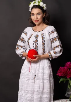 Ie dama traditionala Emiliana cu flori brodate imagine