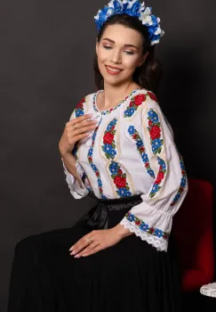 Ie dama traditionala Felicidad din bumbac cu trandafiri rosii si albastri imagine