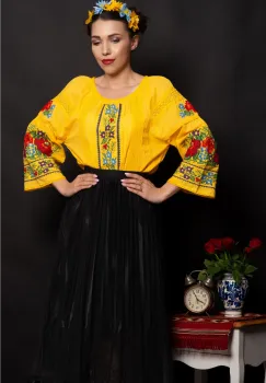 Ie dama traditionala galbena Iustina cu simbolul trandafirului imagine