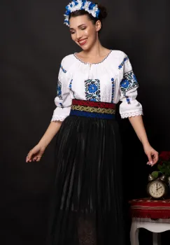 Ie dama traditionala Manuela cu trandafiri albastri brodati imagine