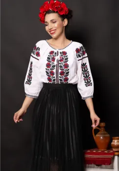 Ie dama traditionala Marina cu flori brodate imagine