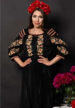 Ie dama traditionala neagra Roana din bumbac cu narcise brodate imagine