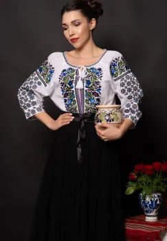 Ie dama traditionala Poesis cu albastrele brodate imagine