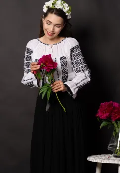 Ie dama transilvaneana Isaura cu broderie traditionala imagine