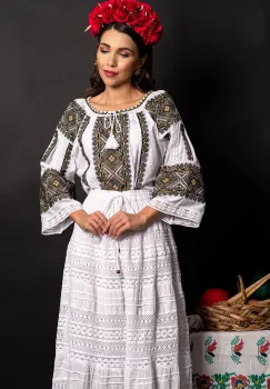 Ie olteneasca Clara din bumbac brodata cu simbolul rombului imagine