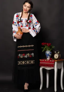 Ie populara Bucovineana cu flori de bujor brodate imagine