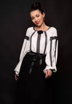 Ie stilizata alba cu broderie neagra aplicata si floare 3D imagine