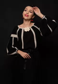 Ie stilizata neagra cu broderie bej aplicata si floare 3D imagine