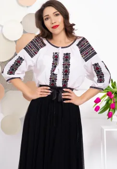 Ie traditionala alba Cecilia cu broderie cu motivul crucii si maneca trei sferturi imagine