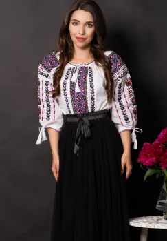 Ie traditionala alba din bumbac Consuelo cu broderie mov si simbolul rombului imagine