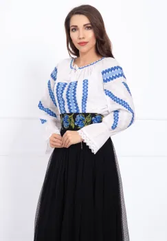 Ie traditionala alba din bumbac cu broderie albastra cu motive geometrice imagine