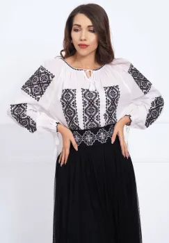 Ie traditionala alba din bumbac cu broderie geometrica si simbolul crucii imagine