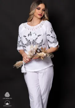Ie traditionala alba din bumbac cu fluturi brodati si model floral negru imagine