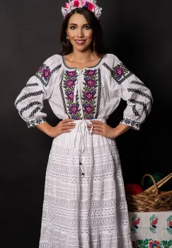 Ie traditionala alba din bumbac Florina cu trandafiri mov brodati imagine