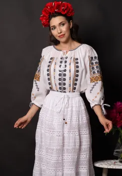 Ie traditionala alba Elvira din bumbac cu simbolul stelei imagine