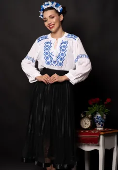 Ie traditionala alba Larisa brodata cu simbolul rombului imagine