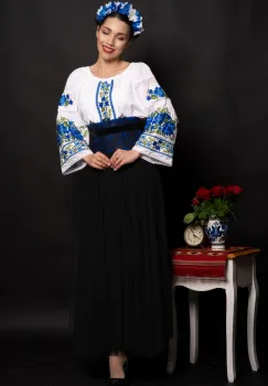 Ie traditionala alba Lioara cu maneca clopot si trandafiri albastri brodati imagine