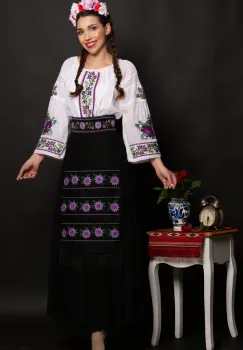 Ie traditionala alba Lioara cu maneca clopot si trandafiri mov brodati imagine