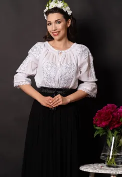 Ie traditionala alba luisa cu motive argintii si paiete discrete imagine