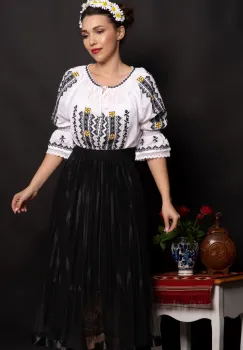 Ie traditionala alba Magdalena cu simbolul crucii brodat imagine