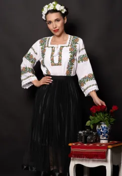 Ie traditionala alba Mirela din bumbac cu broderie florala imagine