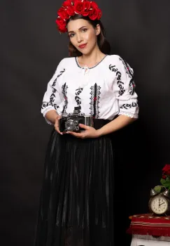 Ie traditionala alba Natalia brodata cu simbolul crucii imagine