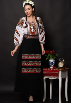 Ie traditionala alba Petunia brodata cu simbolul stelei imagine