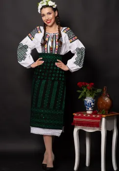 Ie traditionala alba Rebeca brodata cu simbolul stelei imagine