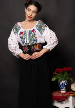 Ie traditionala alba Stefania cu maneci perforate si broderie florala imagine