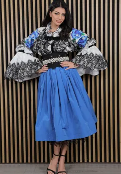 Ie traditionala Albastru de Vis cu volane ample si dantela pretioasa imagine