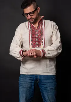 Ie traditionala barbati din bumbac bej Darius brodata cu simbolul crucii imagine