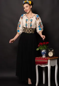 Ie traditionala bej Ozana cu flori albastre brodate imagine