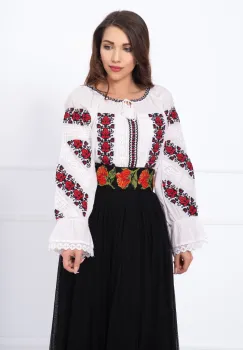 Ie traditionala brodata cu model foloral inspirat din portul national imagine