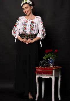 Ie traditionala brodata Lucia cu flori multicolore imagine