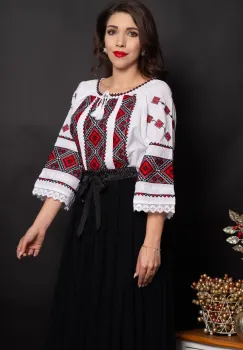 Ie traditionala Consuela alba brodata cu motivul rombului imagine