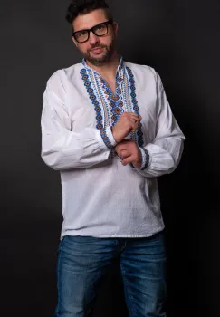 Ie traditionala Cristian de barbat brodata cu simbolul rombului imagine