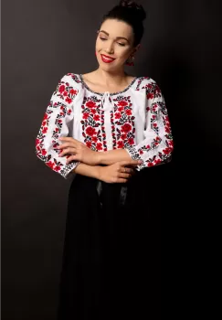 Ie traditionala dama alba cu trandafiri brodati imagine