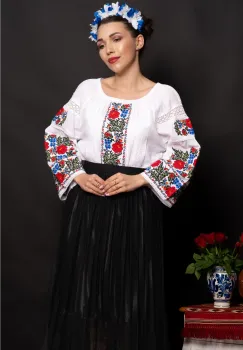 Ie traditionala dama cu broderie florala si benzi din dantela de bumbac imagine