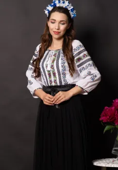 Ie traditionala dama Fabiana brodata cu trandafiri mov si floricele bleu imagine