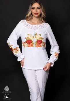 Ie traditionala din bumbac alb brodata cu bujori bordo si volan la maneca imagine