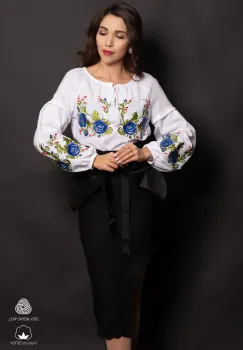 Ie traditionala din bumbac alb cu trandafiri albastri brodati pe maneci si bust imagine