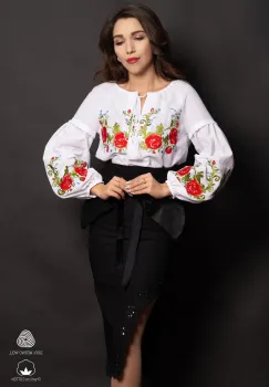 Ie traditionala din bumbac alb cu trandafiri rosii brodati pe maneci si bust imagine