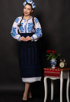 Ie traditionala din bumbac alb Melania cu trandafiri albastri brodati imagine